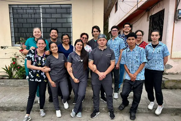 La brigada veterinaria completa frente a la casa donde se instaló la campaña.