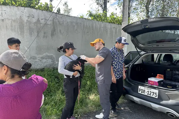 Vecinas de la comunidad llegan con un gato y un perro a la jornada.