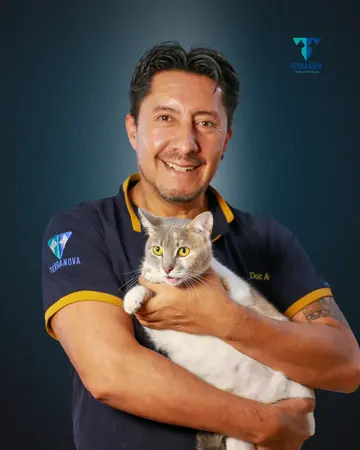 Retrato de Alfredo Salgado con un gato en brazos.