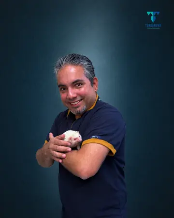 Retrato de César Aranguibel con un erizo albino en las manos.