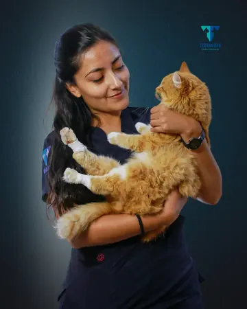 Retrato de Evelin Terán con un gato naranja en brazos.