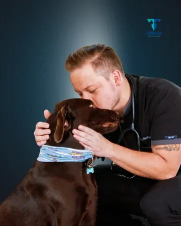 Retrato de Jean Paul Andrade abrazando a un labrador chocolate.