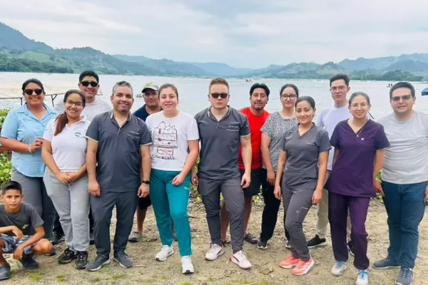 El equipo de Terranova y la Fundación Bomaco, en grupo frente al río en Manabí.